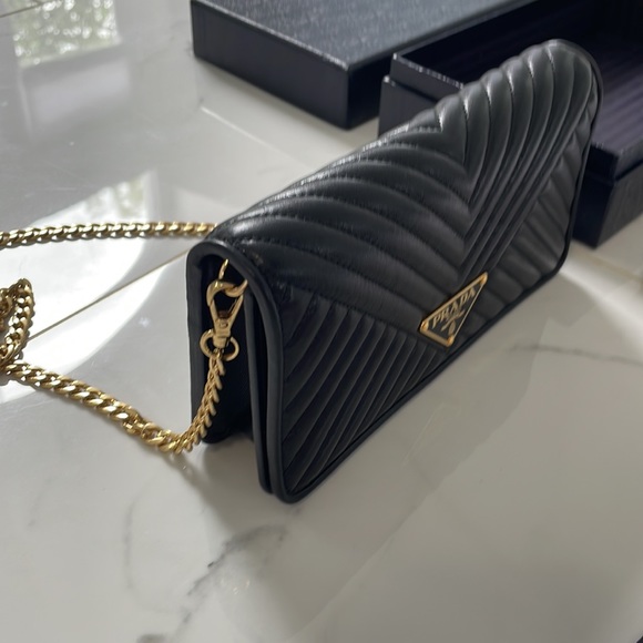 Prada small black clutch comes with crossover straps that can be taken off - Picture 6 of 8